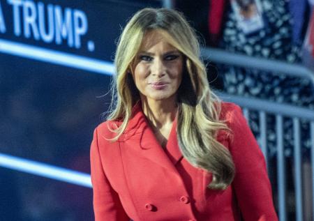 Жена Трампа расстегнула блузку для первого официального портрета