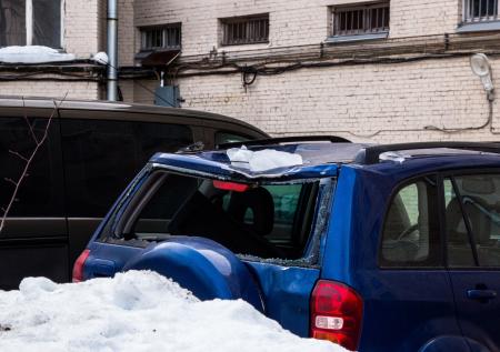 Юрист объяснил, как получить компенсацию за упавшие на автомобиль сосульки