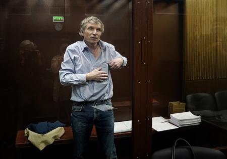 Суд смягчил приговор осужденному за фейки о ВС России депутату 