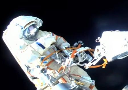 Российские космонавты провели семь часов в открытом космосе
