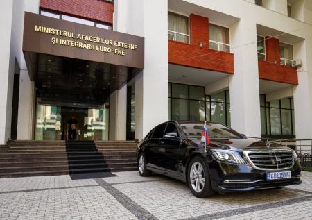 Молдавия вышлет сотрудника посольства РФ из-за выборов президента