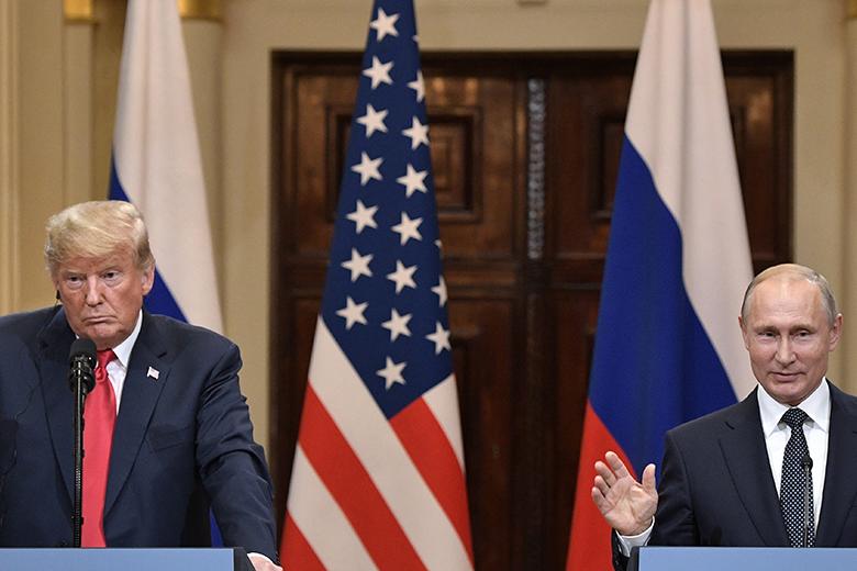 Президент РФ Владимир Путин и президент США Дональд Трамп (слева) на совместной пресс-конференции по итогам встречи в Хельсинки, июль 2018