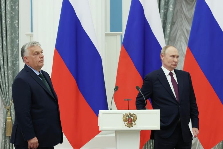 Президент РФ Владимир Путин и премьер-министр Венгрии Виктор Орбан (слева) на пресс-конференции после встречи в Москве