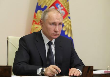 Путин поручил защитить соцвыплаты россиян от списаний по долгам