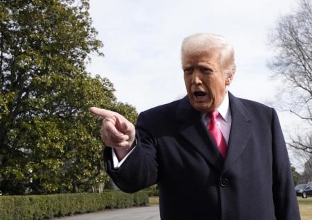 «Крутился около кабинета»: в США раскрыли, кто склонил Трампа к пошлинам