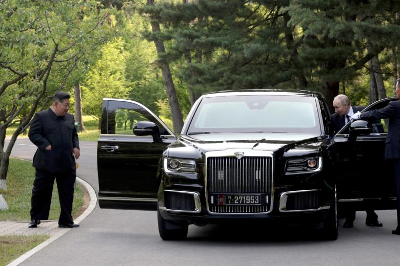 Ким Чен Ын и Владимир Путин у автомобиля Aurus