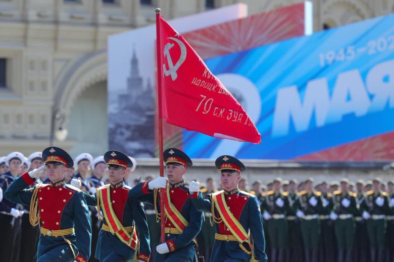 Военнослужащие несут флаги и Знамя Победы во время парада, посвященного 78-й годовщине победы в Великой Отечественной войне, на Красной площади в Москве