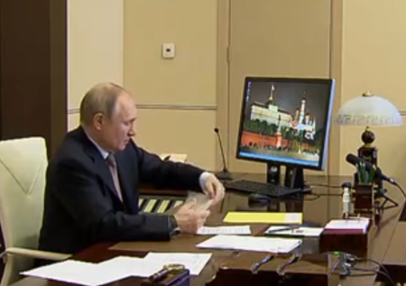 У Путина на столе появилась жёлтая папка 