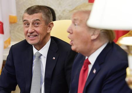 Трамп забыл про фото во время встречи чешского премьера