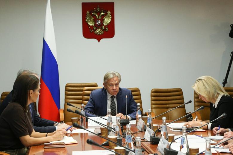 Председатель Комиссии СФ по информационной политике и взаимодействию со СМИ Алексей Пушков провел заседание на тему «Запад и ООН. Удар по России под видом реформы?»