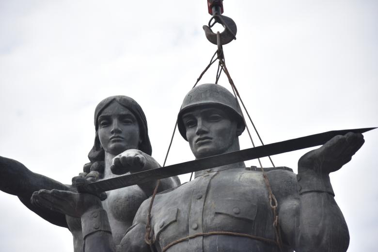 Во время демонтажа последних фигур открытого в 1970 году Монумента славы Советской армии во Львове