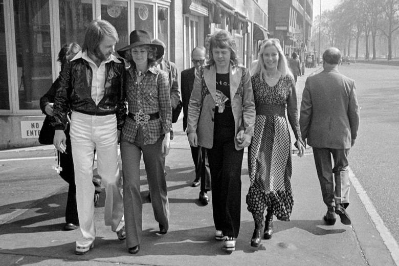 Шведская поп-группа ABBA в Лондоне после победы на конкурсе песни Euvovision в Брайтоне, Англия, в апреле 1974 года