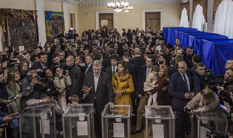 Пётр Порошенко (в центре)