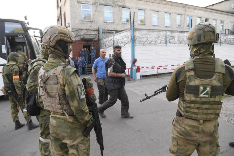 Сдавшихся в плен украинских военнослужащих и боевиков националистического батальона «Азов» привезли в следственный изолятор в Еленовке