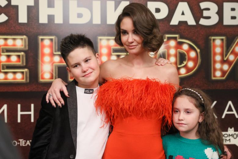 Агата Муцениеце с детьми Мией и Тимофеем Прилучными