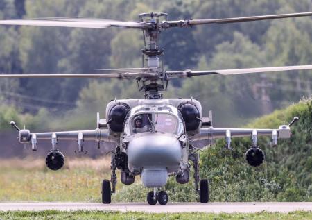 Минобороны показало новые кадры работы вертолётов Ка-52 на Украине