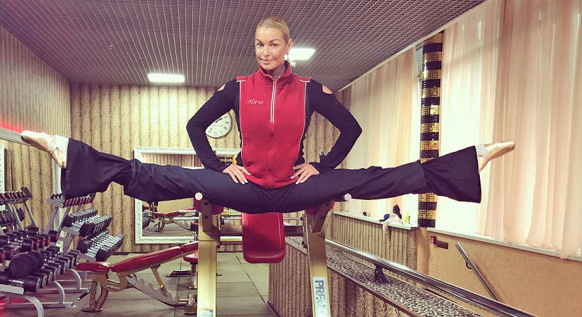 Даже на брусьях