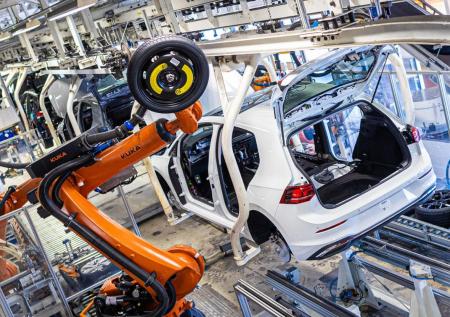 В заброшенном автосалоне случайно нашли раритетные машины на 21 млн рублей