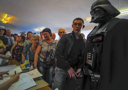 ЦИК Украины опубликовала фото Дарта Вейдера и других кандидатов в Раду