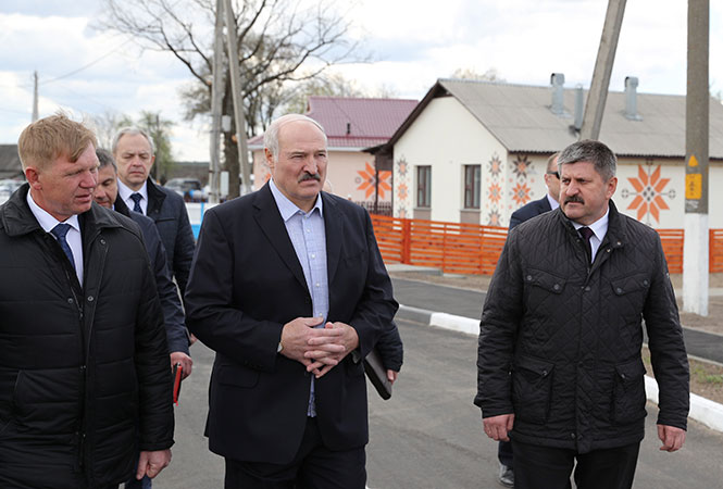 Александр Лукашенко (в центре)