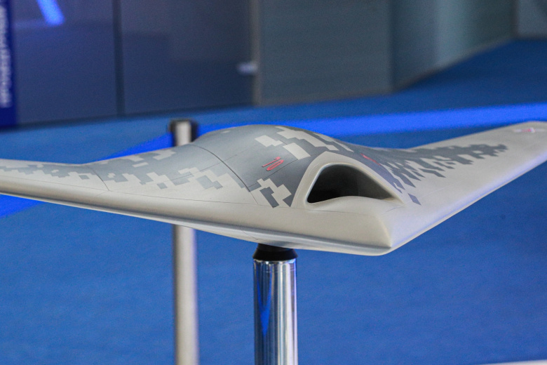 Макет беспилотного летательного аппарата С-70 «Охотник»