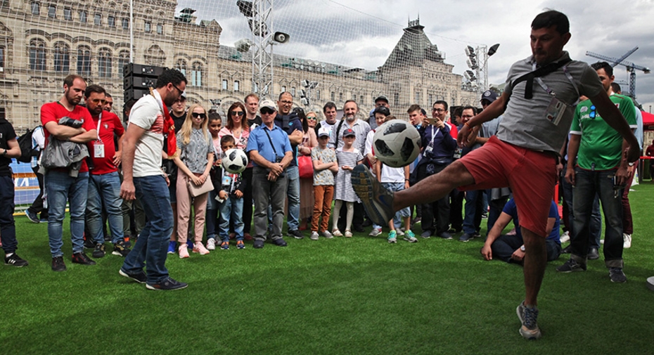 Москвичей и гостей столицы ждёт робот-вратарь, которому можно будет попытаться забить гол