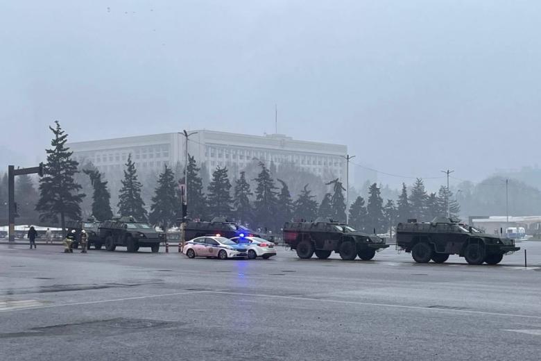 Полиция и военная техника на улице в Алма-Ате