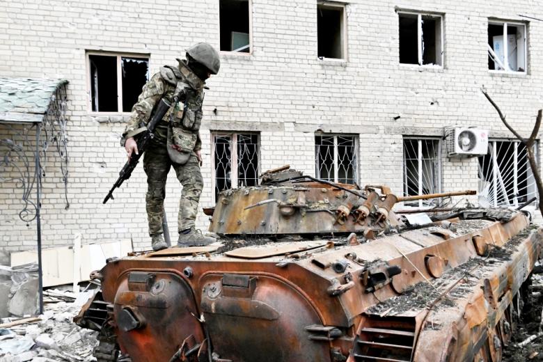 Боец ЧВК «Вагнер» возле уничтоженной украинской БМП-2 в центре Артемовска