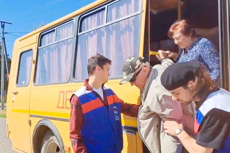Автобус с эвакуированными жителями Тихорецкого района
