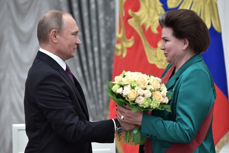 Президент РФ Владимир Путин и Валентина Терешкова