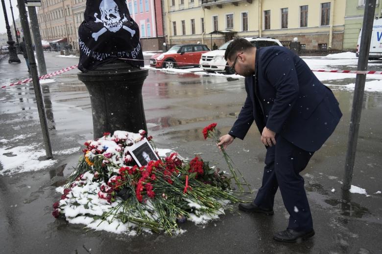 У кафе на Университетской набережной в Санкт-Петербурге, где накануне произошел взрыв, в результате которого погиб военкор Владлен Татарский
