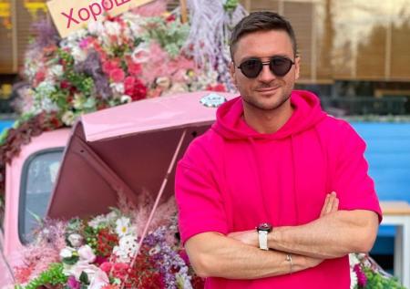 Лазарев поделился редким снимком с маленькими сыном и дочкой