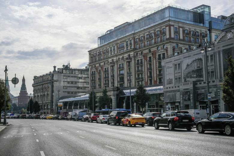 Тверская улица в Москве. Справа — гостиница The Carlton Moscow