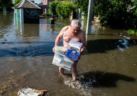 «Сидим на крыше без еды, воды»: жители затопленной Херсонщины просят помощи