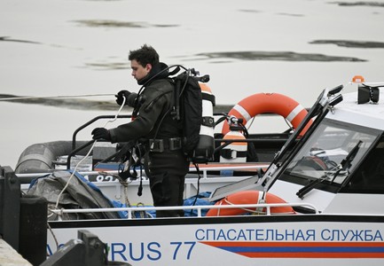 Внутри упавшей в Москву-реку машины найдено тело