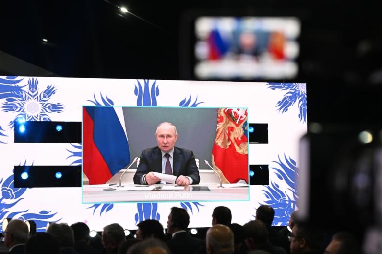 Президент РФ Владимир Путин принимает участие в режиме видеоконференции в церемонии по случаю завоза ядерного топлива российского производства на энергоблок №1 строящейся атомной электростанции «Аккую» в турецком городе Гюльнар