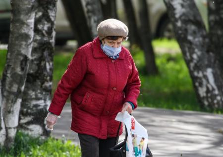 Пенсионеров Подмосковья попросили не выходить из дома