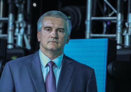 Аксенов рассказал, сколько человек эвакуировали с буровых в Черном море