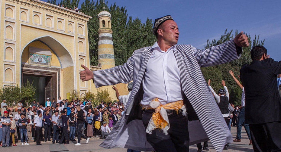 Народные  гуляния у мечети в Кашгаре, Китай