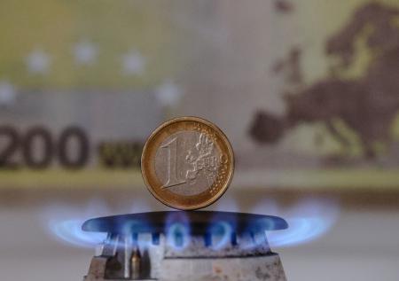 Хочет газ за три копейки: эксперт по энергетике о визите Макрона в Алжир