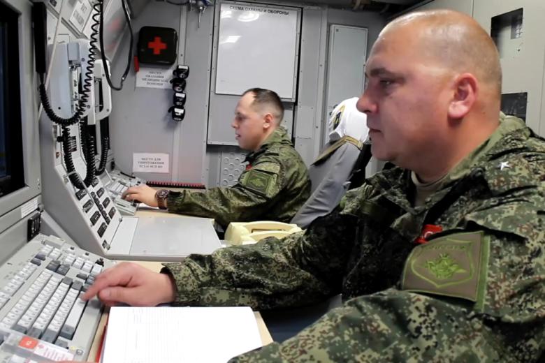 Работа расчета ракетных войск стратегического назначения РФ перед запуском межконтинентальной баллистической ракеты (МБР) РС-24 «Ярс»