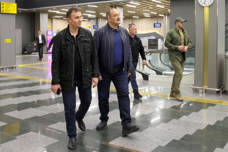 Сергей Меликов (второй слева) на территории международного аэропорта Махачкалы, где накануне прошла акция протеста 