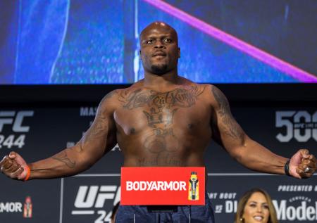 Льюис победил Дакаса и установил рекорд UFC по количеству нокаутов