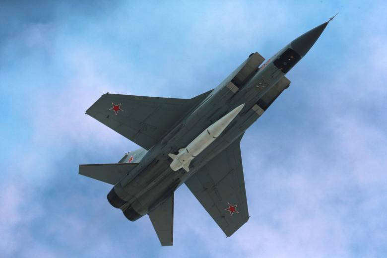 МиГ-31 с гиперзвуковой ракетой «Кинжал»