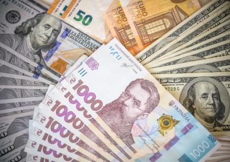 Нацбанк Украины понизил курс гривны на 25%