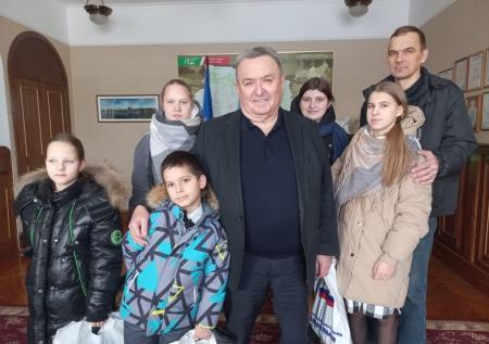 Депутат подарил приемным семьям 150 кг моющего средства