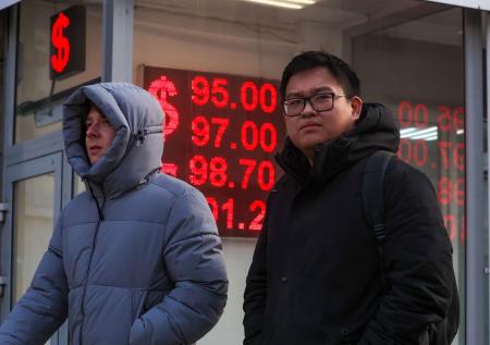 Доллар снова по 100: что будет с рублем в мае, самые верные прогнозы