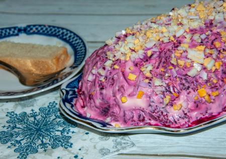 Селедка под шубой: простой рецепт с яйцом