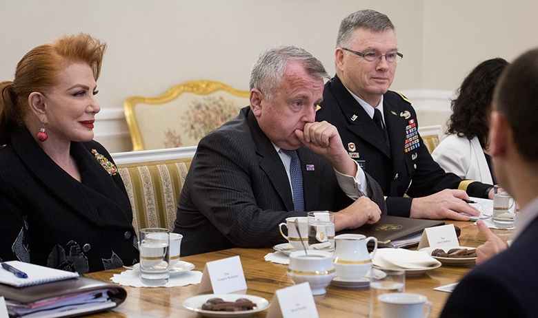 Жоржетт Мосбахер (слева) 