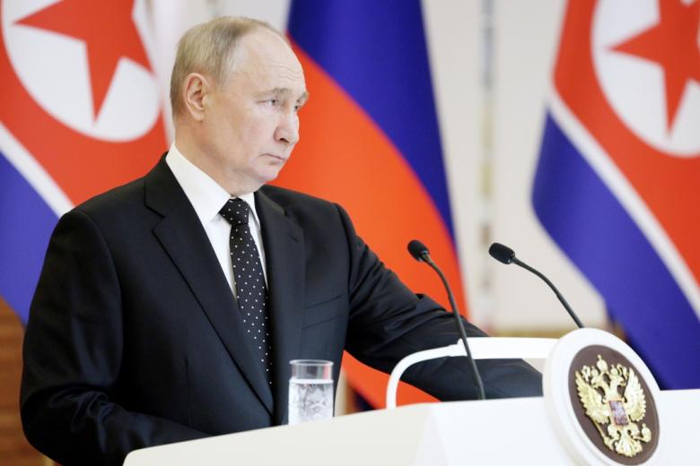 Президент РФ Владимир Путин делает заявление для СМИ по итогам российско-корейских переговоров в Пхеньяне